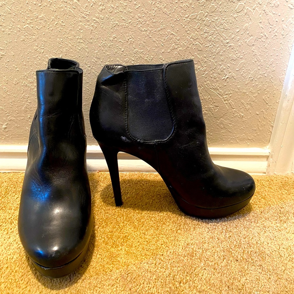 Gianni Bini black leather heeled booties